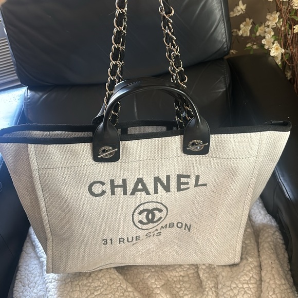 Authentic Chanel beautiful camdon metallic
large tote bag !! Great condition. - Picture 3 of 5